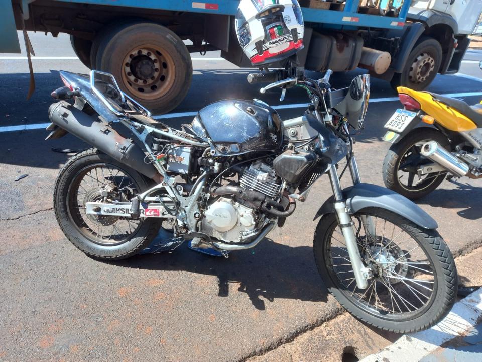 Foto 5 de 8 — Morre jovem vítima de acidente entre moto e caminhão na Via Expressa